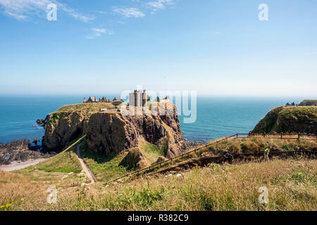 Dunnottar Castle mit Touristen anfahren und verlassen an einem schönen Tag im Sommer. Stockfoto