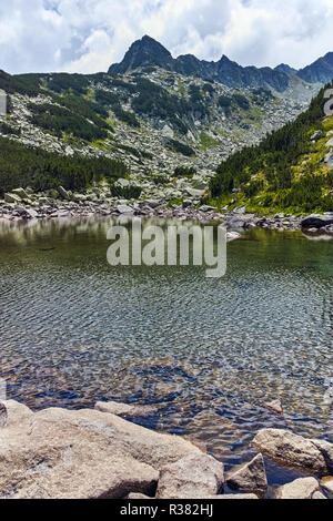 Erstaunliche Landschaft des Oberen Muratovo See, Pirin-gebirge, Bulgarien Stockfoto