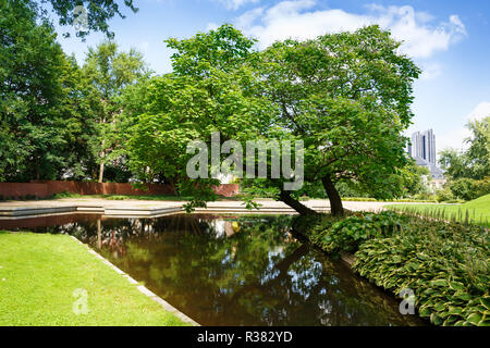 Bäume und kleine Teich ich Planten un Blomen oark in Hamburg, Deutschland. Stockfoto