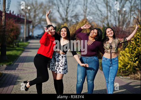 Gruppe von vier glücklich und ziemlich latino Girls aus Ecuador gestellt auf der Straße. Stockfoto