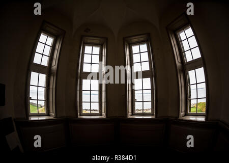 Helsingør, Dänemark — Blick auf die Meerenge von Øresund aus einem kleinen Raum neben der Kammer der Herzogin von Mecklenburg auf Schloss Kronborg. Ursprünglich Teil einer Suite, die von Friedrichs Schwiegermutter genutzt wurde, wurde der Raum später für andere Mitglieder der königlichen Familie umgenutzt. Kronborg, bekannt als Hamlet’s Castle, stammt aus dem späten 16. Jahrhundert. Stockfoto