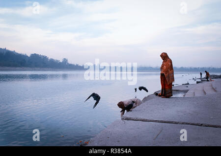 Pelgrims am frühen Morgen Stunde neben den heiligen Ganges. Rishikesh, Indien Stockfoto