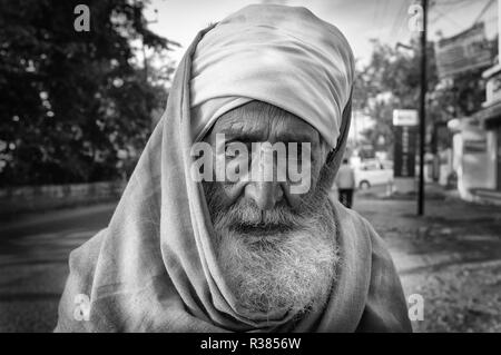 Ein sadhu Portrait in Schwarzweiß. In Rishikesh, Indien geschossen. Stockfoto