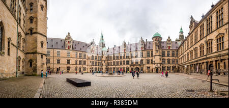 Helsingør, Dänemark – der Innenhof des Schlosses Kronborg zeigt klassische dänische Renaissance-Architektur aus dem 16. Jahrhundert. Ursprünglich von Friedrich II. Erbaut, diente dieses UNESCO-Weltkulturerbe sowohl als königliche Residenz als auch als strategische Festung zur Kontrolle der Sound toll. Die vierseitige Grundrisse des Innenhofs sind mit markanten architektonischen Elementen wie Arkaden, Galerien und dekorierten Sandsteinfenstern versehen. Stockfoto