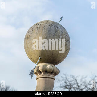 Ein Stein Armillarsphäre Sonnenuhr am York Tor Garten, Leeds Stockfoto