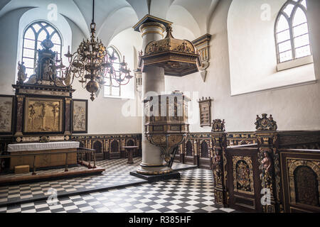 Helsingør, Dänemark — die Kronborg-Kapelle wurde 1582 eingeweiht. Ein Brand auf der Burg im Jahr 1629 ließ die Kapelle weitgehend unberührt, aber als die Burg im 18. Jahrhundert als militärische Garnison umgenutzt wurde, wurde der Raum für Lagerung und Ausbildung genutzt. In den 1840er Jahren wurde es wieder zu seinem religiösen Zweck zurückgeführt. Es wird gelegentlich für königliche Hochzeiten verwendet, und von Zeit zu Zeit wird es von Mitgliedern der lokalen Kirche St. Marie für Hochzeiten genutzt. Die Glocken werden immer noch am ersten Sonntag eines jeden Monats und für Kirchenfeste geläutet. Bekannt als Hamlet's Castle, weil William Shakespeare sein Stück Hamlet gründete Stockfoto