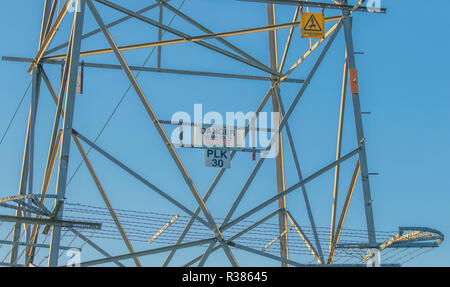 Ein metall Strom Pylon (UK), die die Gefahr Schildern. Auch als Sendemast bekannt. Stockfoto