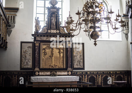 Helsingør, Dänemark — die Kronborg-Kapelle wurde 1582 eingeweiht. Ein Brand auf der Burg im Jahr 1629 ließ die Kapelle weitgehend unberührt, aber als die Burg im 18. Jahrhundert als militärische Garnison umgenutzt wurde, wurde der Raum für Lagerung und Ausbildung genutzt. In den 1840er Jahren wurde es wieder zu seinem religiösen Zweck zurückgeführt. Es wird gelegentlich für königliche Hochzeiten verwendet, und von Zeit zu Zeit wird es von Mitgliedern der lokalen Kirche St. Marie für Hochzeiten genutzt. Die Glocken werden immer noch am ersten Sonntag eines jeden Monats und für Kirchenfeste geläutet. Bekannt als Hamlet's Castle, weil William Shakespeare sein Stück Hamlet gründete Stockfoto