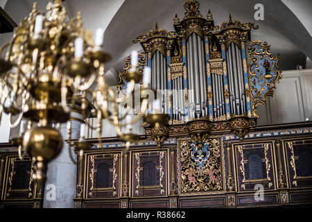 Helsingør, Dänemark — die Kronborg-Kapelle wurde 1582 eingeweiht. Ein Brand auf der Burg im Jahr 1629 ließ die Kapelle weitgehend unberührt, aber als die Burg im 18. Jahrhundert als militärische Garnison umgenutzt wurde, wurde der Raum für Lagerung und Ausbildung genutzt. In den 1840er Jahren wurde es wieder zu seinem religiösen Zweck zurückgeführt. Es wird gelegentlich für königliche Hochzeiten verwendet, und von Zeit zu Zeit wird es von Mitgliedern der lokalen Kirche St. Marie für Hochzeiten genutzt. Die Glocken werden immer noch am ersten Sonntag eines jeden Monats und für Kirchenfeste geläutet. Bekannt als Hamlet's Castle, weil William Shakespeare sein Stück Hamlet gründete Stockfoto