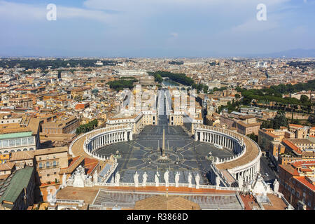 Rom, Italien, 24. JUNI 2017: Panoramablick zum Vatikan und die Stadt Rom vom Petersdom, Italien Stockfoto