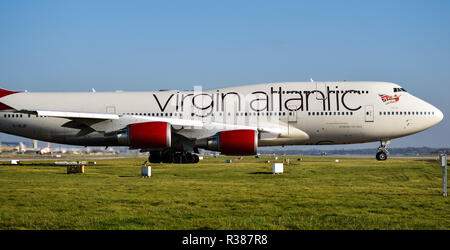 Virgin Atlantic Boeing 747-400 am Flughafen Gatwick Stockfoto