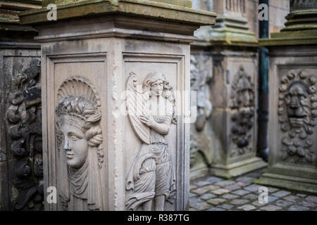 Helsingør, Dänemark – Skulpturen und Friese in die Wände des Schlosses Kronborg stellen Themen der dramatischen Kunst und Musik dar. Diese Renaissance-Kunstwerke zelebrieren das kulturelle und künstlerische Erbe des dänischen Königshofs. Kronborg, bekannt als Hamlet’s Castle, gehört zum UNESCO-Weltkulturerbe. Stockfoto