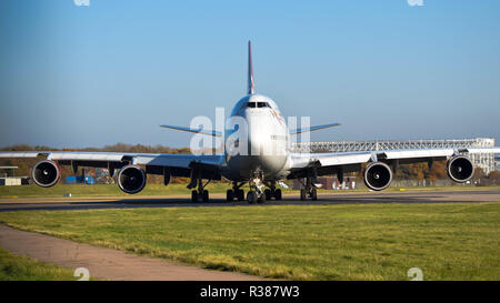 Virgin Atlantic Boeing 747-400 am Flughafen Gatwick Stockfoto