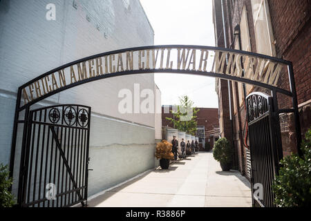 African American Civil war Museum Washington DC | WASHINGTON D.C., Vereinigte Staaten – Ein schmiedeeiserner Bogengang ziert das African American Civil war Museum über einem mit Soldatenbändern gesäumten Innenhof, der den Eingang zum Haus der Institution in der historischen Grimke School in der Vermont Avenue NW markiert. Das Museum wurde von Dr. Frank Smith Jr. gegründet und 1999 eröffnet und zog in das Shaw-Nachbarschaftsgebäude, das 1887 als Phelps School errichtet wurde, im April 2011 um. Sie interpretiert den Dienst der rund 209.000 US-Truppen, die für die Union kämpften. Stockfoto