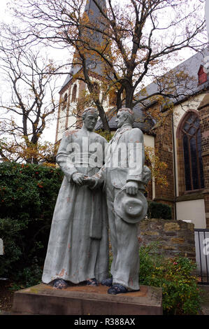 Kolping Denkmal vor der Pfarrkirche st. martin Stockfoto