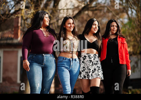 Gruppe von vier glücklich und ziemlich latino Girls aus Ecuador gestellt auf der Straße. Stockfoto