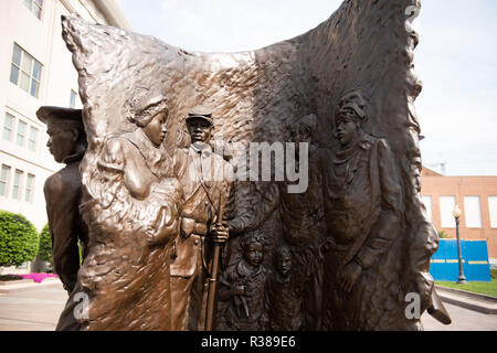 WASHINGTON DC, Vereinigte Staaten – das African American Civil war Memorial ehrt den Dienst von 209.145 afroamerikanischen Soldaten, zusammen mit etwa 7.000 weißen und 2.145 hispanischen Soldaten, die während des Amerikanischen Bürgerkriegs für die Union kämpften. Das Denkmal befindet sich im Viertel U Street von Washington DC und zeigt eine zentrale Skulptur mit dem Titel „Spirit of Freedom“ von Ed Hamilton, umgeben von Tafeln mit den Namen derer, die dienten. Stockfoto