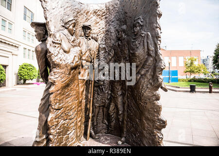 Afroamerikanisches Bürgerkriegsmerkmal Spirit of Freedom Sculpture Washington DC / WASHINGTON DC – die Skulptur Spirit of Freedom von Ed Hamilton verkörpert das afroamerikanische Bürgerkriegsmerkmal, das sich an der Ecke von Vermont Avenue, 10th Street und U Street NW im historischen Shaw-Viertel von Washington befindet. Hamilton, ein Bildhauer aus Louisville, goss die Bronzearbeit 1997 in der New Arts Foundry in Baltimore; sie wurde am 18. Juli 1998 als erstes großes nationales Denkmal zu Ehren der Soldaten des Schwarzen Bürgerkriegs geweiht. Die Vorderseite des halbkreisförmigen Pylons trägt vier acht Fuß (3,4 m) (2,4 m) Stockfoto