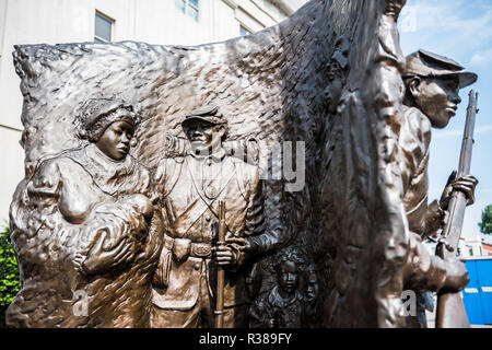 WASHINGTON DC, Vereinigte Staaten – das African American Civil war Memorial ehrt den Dienst von 209.145 afroamerikanischen Soldaten, zusammen mit etwa 7.000 weißen und 2.145 hispanischen Soldaten, die während des Amerikanischen Bürgerkriegs für die Union kämpften. Das Denkmal befindet sich im Viertel U Street von Washington DC und zeigt eine zentrale Skulptur mit dem Titel „Spirit of Freedom“ von Ed Hamilton, umgeben von Tafeln mit den Namen derer, die dienten. Stockfoto