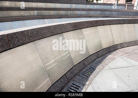African American Civil war Memorial Washington DC/WASHINGTON DC – das African American Civil war Memorial befindet sich in einem kleinen Bundespark an der Ecke von Vermont Avenue, 10th Street und U Street NW in Washingtons historischem Viertel Shaw und erinnert an die mehr als 209.000 Männer, die der Union im Bürgerkrieg dienten. Ed Hamiltons bronzene Spirit of Freedom Skulptur, die am 18. Juli 1998 geweiht wurde, steht in der Mitte; eine geschwungene Wall of Honor umgibt sie mit Edelstahlplaketten, auf denen 209.145 Namen aus farbigen Truppenaufzeichnungen des Bureau of United States im National Arch stehen Stockfoto