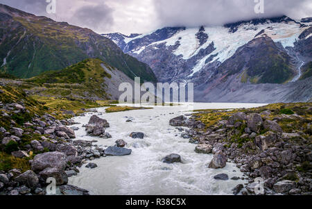 Blick von Hooker Valley Track auf Gletscher in Aoraki, Neuseeland: Aoraki, auch als Mt bekannt. Koch, bietet einige der unglaublichsten Alpenlandschaft i Stockfoto