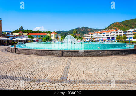 MARMARIS, Türkei - 14. MAI 2018: Springbrunnen und Uhrturm in Marmaris Stadt in der Türkei Stockfoto