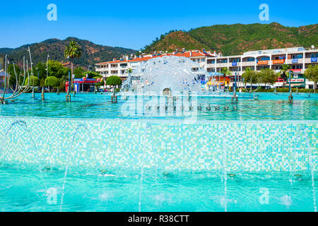 MARMARIS, Türkei - 14. MAI 2018: Springbrunnen und Uhrturm in Marmaris Stadt in der Türkei Stockfoto