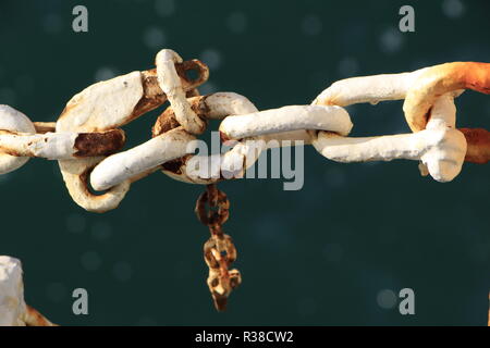 Closeup geschossen von einem weißen Kette mit etwas Rost auf es Stockfoto
