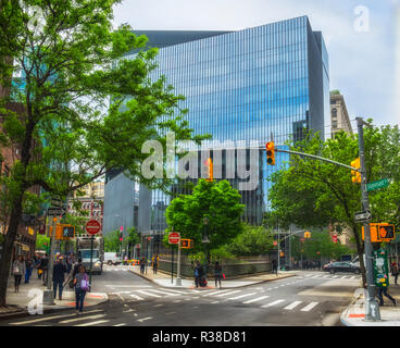 New York City, USA, Mai 2018, Internationale Versicherungen Gesellschaft Gebäude in Astor Place Blick von Stuyvesant Street, East Village Stockfoto