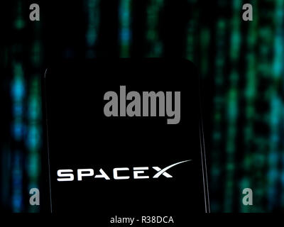 SpaceX Aerospace Company Logo auf dem Smartphone angezeigt. Space Exploration Technologies Corp., das als SpaceX, ist eine private amerikanische Luft- und Hersteller und Space Transportation Services Company Stockfoto