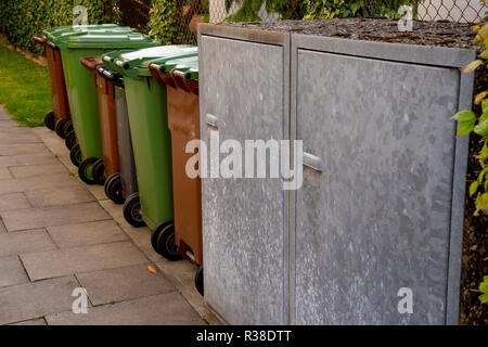 Mülltonnen in verschiedenen Farben an der Straße Stockfoto