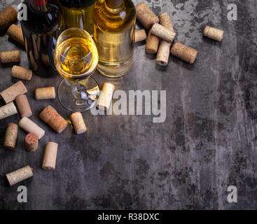Wein Flaschen, Glas und Korken auf Tisch, Hintergrund Stockfoto