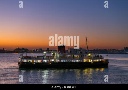 Fähre über den Fluss Mersey in der Nacht in Richtung Birkenhead, Liverpool, England, UK suchen Stockfoto