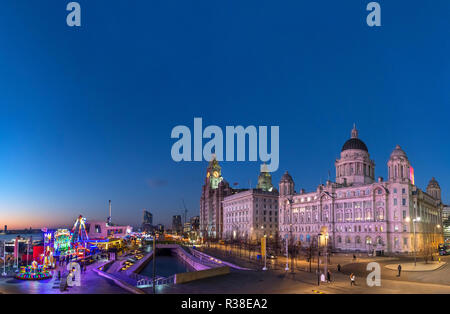 Weihnachten Ice Festival Messe und Drei Grazien in der Nacht, Pier Head, Liverpool, England, UK Stockfoto