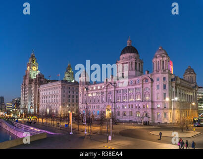Drei Grazien in der Nacht, Pier Head, Liverpool, England, UK Stockfoto