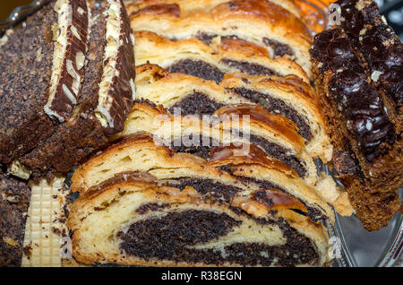 Den Kuchen mit der Mohn auf einer Glasplatte Stockfoto