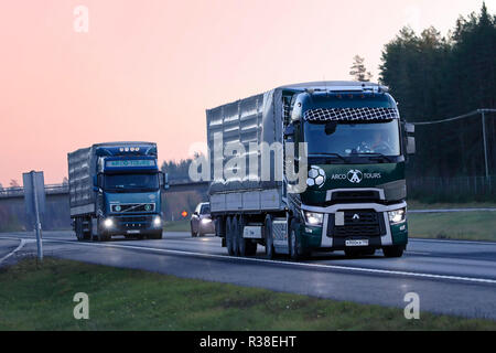 Salo, Finnland - November 17, 18: Russische Lastwagen von Arco Touren, Renault Trucks T mit Fußball-Thema und Volvo FH Haul waren bei Sonnenuntergang Zeit in Finnland. Stockfoto