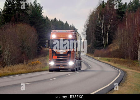 Salo, Finnland - 16 November 2018: Die nächste Generation Scania S730 von Heikkila für chemische Transport auf der Straße im Herbst mit Fernlicht kurz auf. Stockfoto