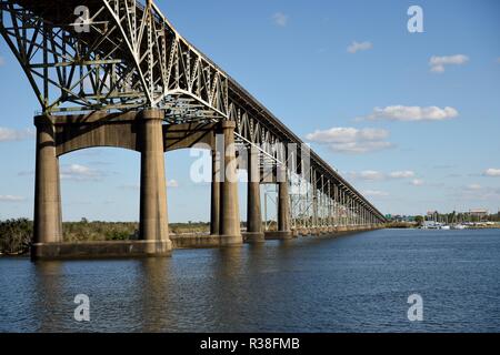 Calcasieu River World war II Memorial Bridge, die Lake Charles und Westlake, Louisiana, verbindet Stockfoto