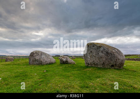 Torhouse Stone Circle, Newton Stewart, Dumfries und Galloway, südliche Schottland unter schwere und dramatische Himmel. Stockfoto