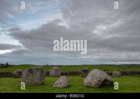 Torhouse Stone Circle, Newton Stewart, Dumfries und Galloway, südliche Schottland unter schwere und dramatische Himmel. Stockfoto