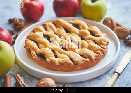 Leckere süße Hausgemachte Apfelkuchen Kuchen mit Zimtstangen, Walnüsse und Äpfel Stockfoto