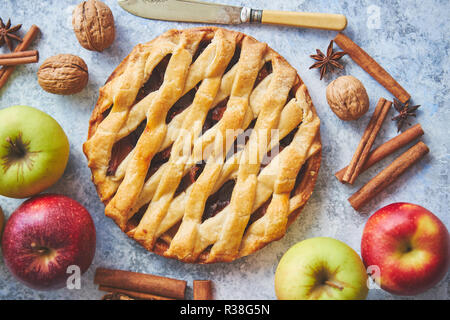 Frisch gebackene leckere hausgemachte Apfelkuchen Kuchen mit Zutaten auf Seite Stockfoto