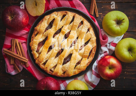 Traditionelle amerikanische Apfelkuchen mit frischen Früchten serviert. Stockfoto