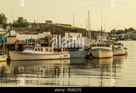 Boote in der felsigen Hals, Gloucester, Massachusetts Auf der felsigen Halbinsel im Hafen gibt es ein Boot reparieren Gebäude, die Künstlerkolonie und Wohnhäuser. Stockfoto