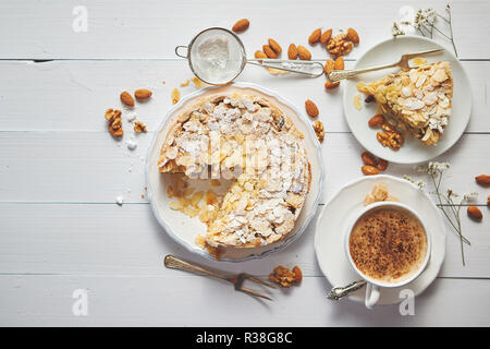 Ganze Apfel Kuchen mit Mandeln auf hölzernen Tisch serviert Stockfoto