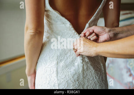 Braut sich bereit für Hochzeit Stockfoto