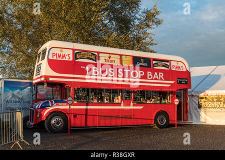 N. 1 Bus Stop Bar; Red Double Decker Bus mobile Bar in Oulton Park umgewandelt, Großbritannien Stockfoto