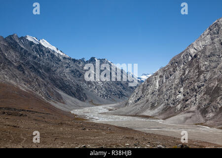 Berglandschaft von der Straße zwischen Rangdum und Padum, Jammu und Kaschmir, Indien Stockfoto