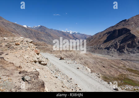 Unbefestigte Straße zwischen Kargil und Padum im Bereich der Drang-Drung Gletscher und Mountain pass Pensi La, Jammu und Kaschmir, Indien Stockfoto